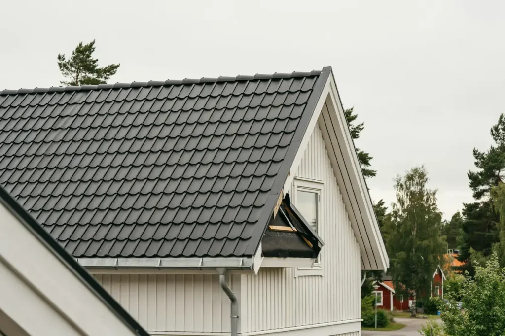 takrenovering med nya pannor och underlagspapp i gustavsberg
